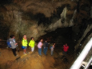 Menschen in einer Reihe hintereinander in der Höhle
