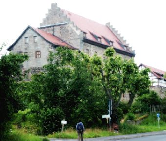 Zimmer-Burg-Fürsteneck-Schrank-Bett-Tür